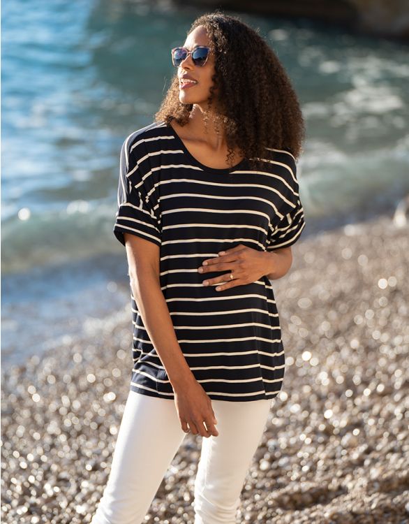 Imagen de Camiseta de maternidad a lactancia de corte cuadrado extragrande con rayas azul marino y blanco