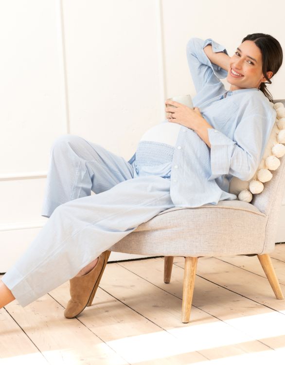 Bild für Langes Pyjama-Set aus Baumwolle mit feinen Streifen Umstands- & Stillkleid
