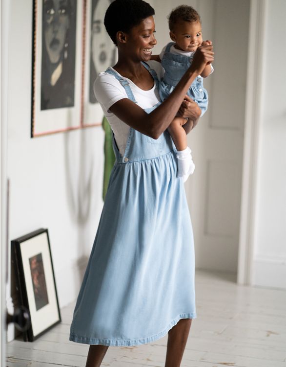 afbeelding voor Denim pinafore zwangerschaps- tot borstvoedingsjurk - blauw